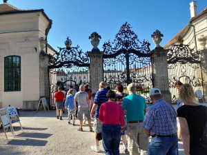 Ellátottjaink a fertődi kastélyt látogatják.