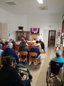 Érdeklődve nézték