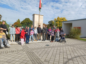 megemlékezés az emlékműnél