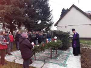 Bédi Péter atya beszédet mond az első adventi gyertyagyújtás történetéről