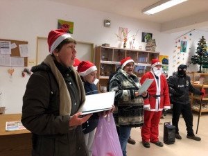 A Télapó a kis csapattal köszöntötte lakóinkat, a piros ruhás jótevő csokimikulást ajándékozott.