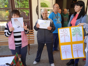 lakók és mentálhigiénés szakemberünk az elkészült alkotásokkal