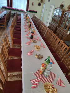 A terem kész az ünneplők fogadására