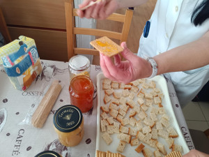 Kekszre csorgatott mézet kínáltunk a foglalkozáson résztvevő lakóknak