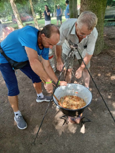 Fő a bográcsban a lecsó