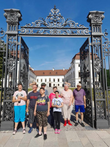 Az Eszterházy kastély kapuja előtt állnak lakóink