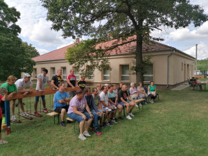 Csoportkép a közösségi ház udvarán