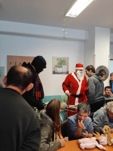A T épület ebédlőjében is összegyűltek a lakók a Mikulást várva