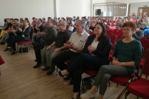 A nézőtér megtelt érdeklődőkkel