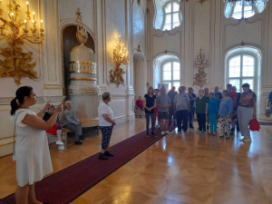 Ellátottjaink a fertődi kastély történetét hallgatják.