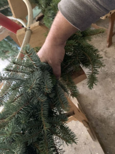 Kicsi csokrokba rendeztük az ágakat