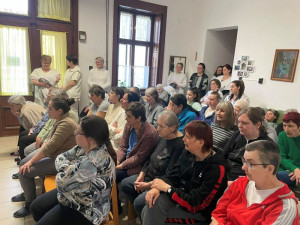 Meghatódott hölgyek.