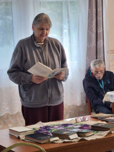 Halk szavú ember halkan mond verset