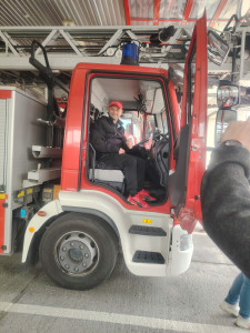 A tűzoltóautóban ülve