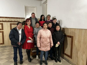 Csoportkép az előtérben a színészekkel