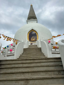 A sztupa Buddha szellemét, bölcsességét, együttérzését, szeretetét jelképezi