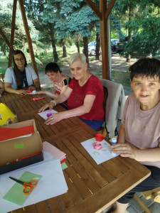 készül a papír pünkösdi rózsa