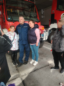 Csoportkép a tűzoltóautó előtt