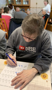 Férfi ellátottunk libákat színez