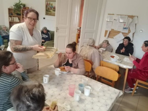 Mindenki jóízűen fogyasztotta.