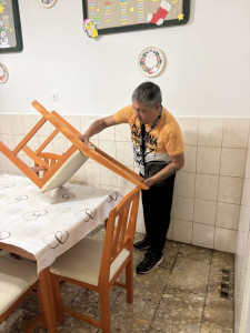 Söprés, felmosás, pakolás az ebédlőbe, naponta többször