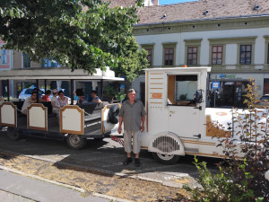 A városnéző vonat és vezetője