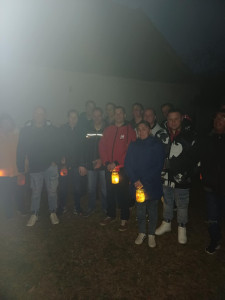 Csoportkép a felvonulás után a lámpásokkal