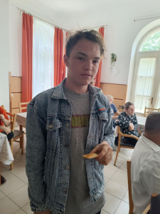 Lakónk a kekszre csorgatott mézzel