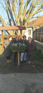 Adventi koszorú elhelyezése az intézmény kapujánál