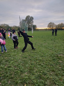 A gumicsizma dobáló verseny egy pillanata