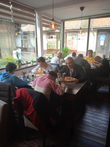 A résztvevők örömmel fogyasztották el a pizzát a közkedvelt belvárosi étteremben