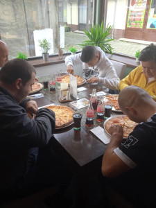 A résztvevők örömmel fogyasztották el a pizzát a közkedvelt belvárosi étteremben