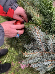 Piros gömbökkel díszítettük