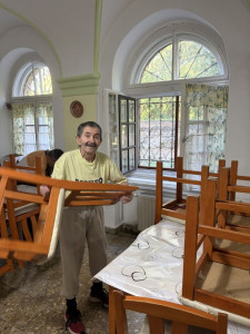 Felmosás után a székeket kell pakolni