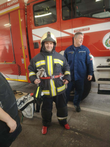 Lakónk a tűzoltók felszerelését is felvehették a látogatás alkalmával