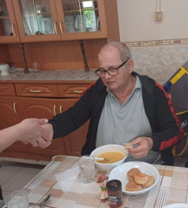 mosollyal az arcán vette át a süteményt
