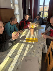 Készülnek a papír tulipánok