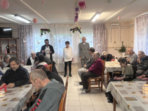 Hallgatják az ellátottak Szent Márton élettörténetét.