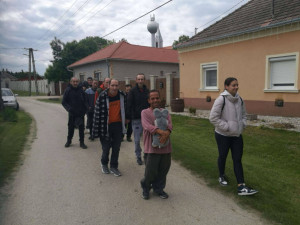 Útunk keresztül vezetett a falun