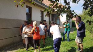 A ház árnyékában, a füvön táncolnak a fejlesztő fogisok