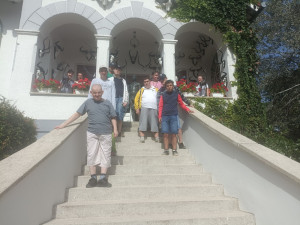 A múzeum lépcsőjén