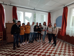 A táncoló csapat és a segítők