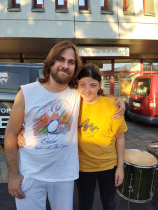 Az együttes énekesével