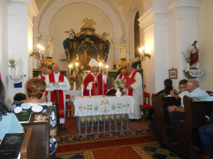 Az érsek úr misét celebrál a felújított templomban