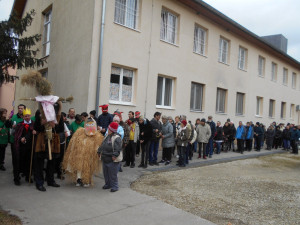 csatlakoztak a menethez a Kiskastély lakói is