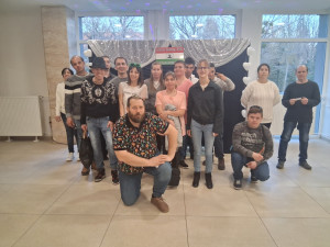 Csoportkép a színház aulájában