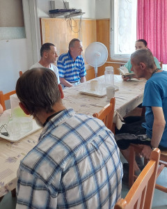 Hallgatjuk a történetet
