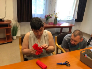 A lakók színes papírból pünkösdi rózsákat formáztak