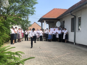 A műsor részeként szólót táncol egy lakó