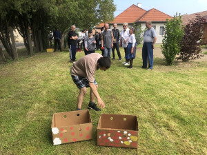 A képen egy lakó dobólabdákat vesz ki a dobozokból, melyeket előzőleg beledobott. Ügyességi feladat volt.